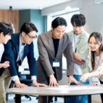 ミーティングする社員