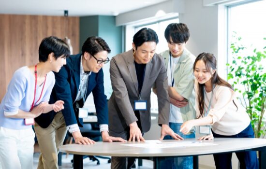 ミーティングする社員