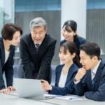 ミーテングをする社員たち