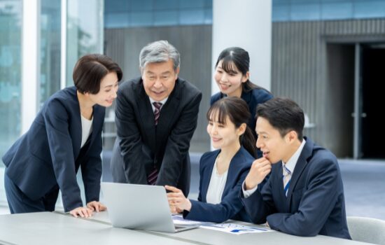 ミーテングをする社員たち