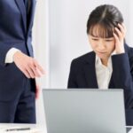 上司に叱られる社員