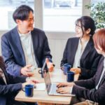 ミーティングする社員