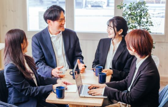 ミーティングする社員