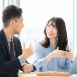 打合せをする二人の社員