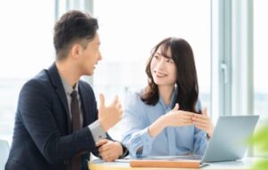 打合せをする二人の社員