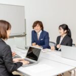 会議室で会議する社員たち