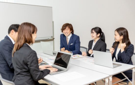 会議室で会議する社員たち