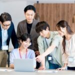 打合せをする社員たち