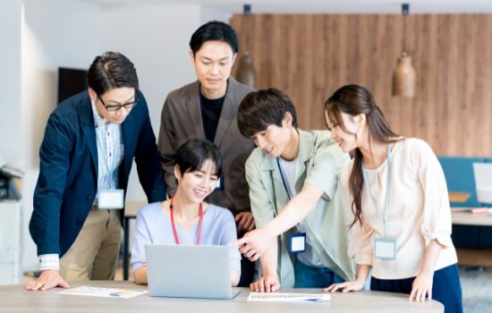 打合せをする社員たち