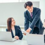 ミーティングする社員たち