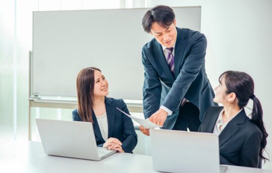 ミーティングする社員たち