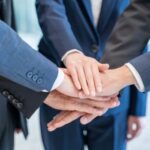 協力するビジネスマンの手