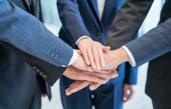 協力するビジネスマンの手