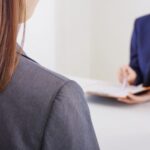 1on1をする上司と部下