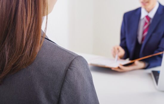 1on1をする上司と部下