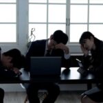 会議で悩む社員たち