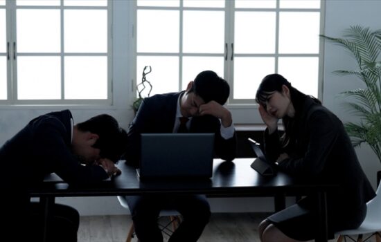 会議で悩む社員たち