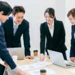 会議をする社員たち