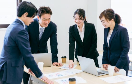 会議をする社員たち