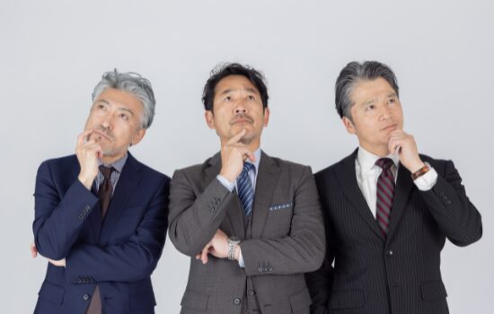 悩む経営幹部たち