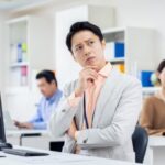 悩む管理職