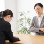 上司に叱られる社員