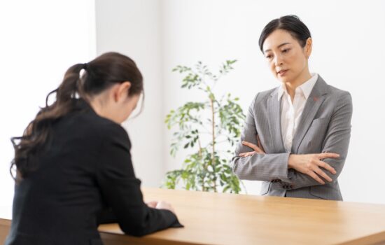 上司に叱られる社員