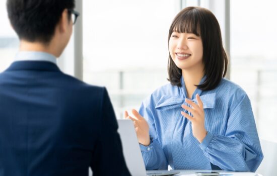 対話するふたりの社員