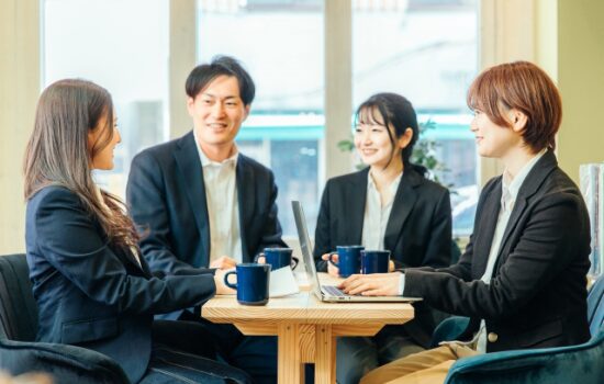 ミーティングする社員たち
