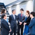 話し合う社員たち