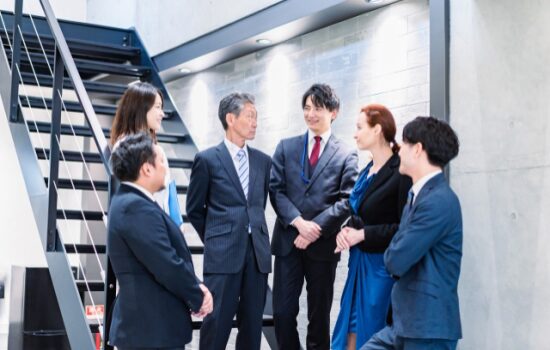 話し合う社員たち