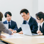 課題を検討する社員たち
