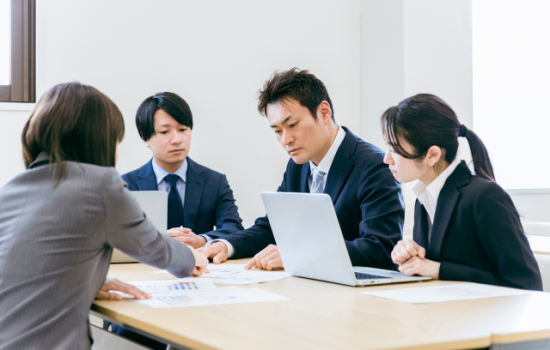 課題を検討する社員たち